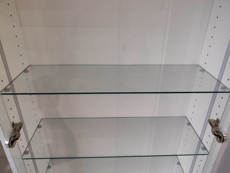 vitrine-eclairee-en-verre-etageres-en-verre-reglables vitrine-eclairee-en-verre-etageres-en-verre-reglables